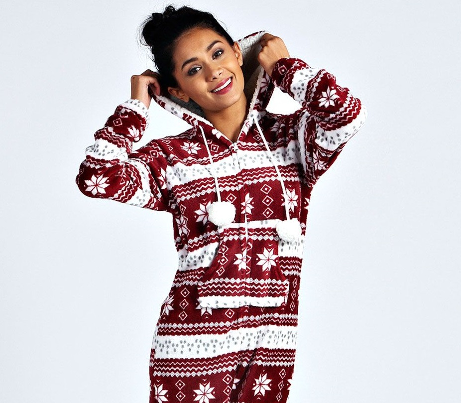 Bild på kvinna i julpyjamas