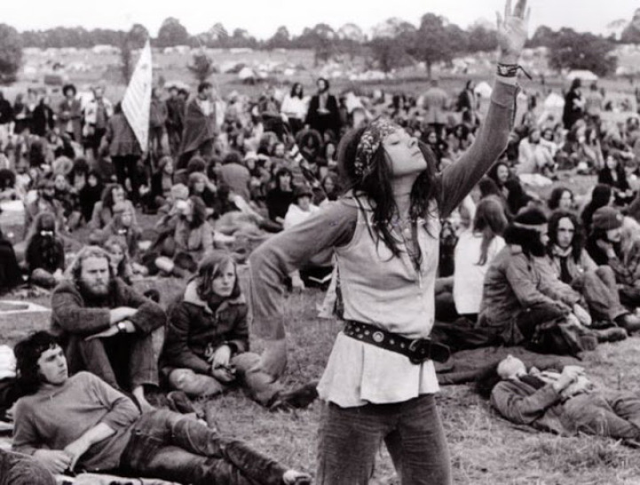 Dansande hippie för Nudist revolution