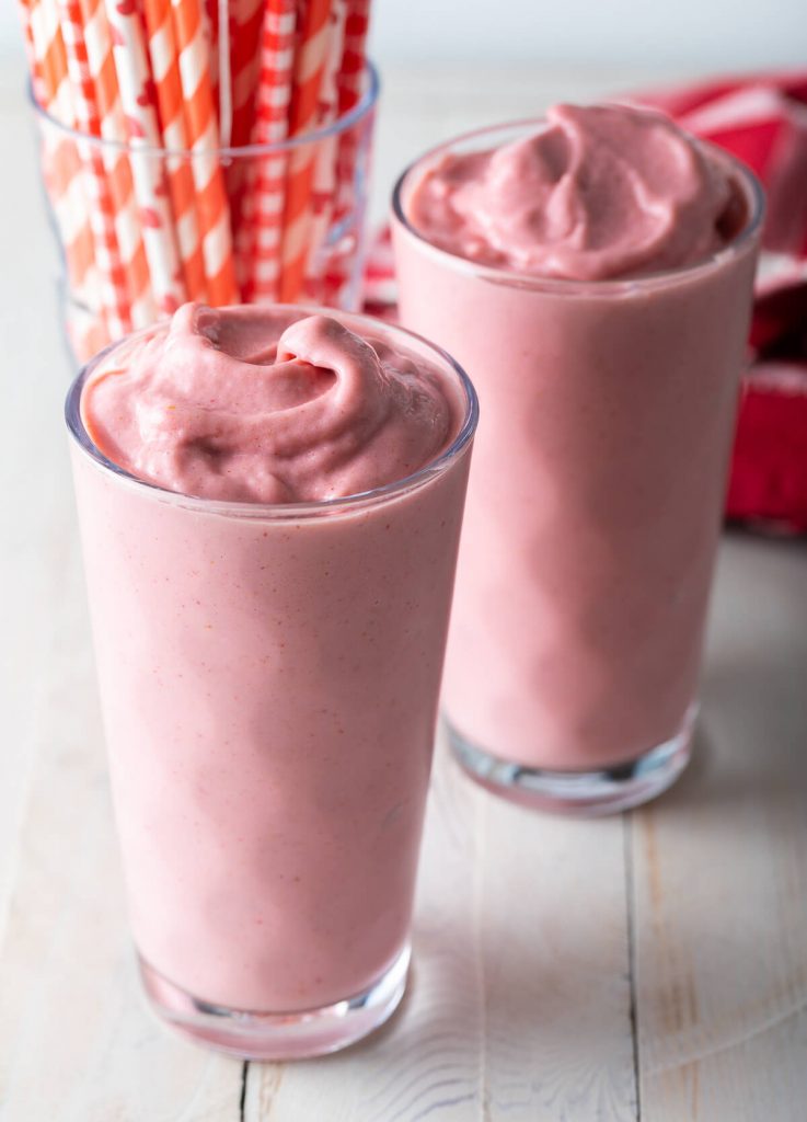 Två glas smoothies med jordgubbar
