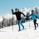 Två personer åker längdskidor